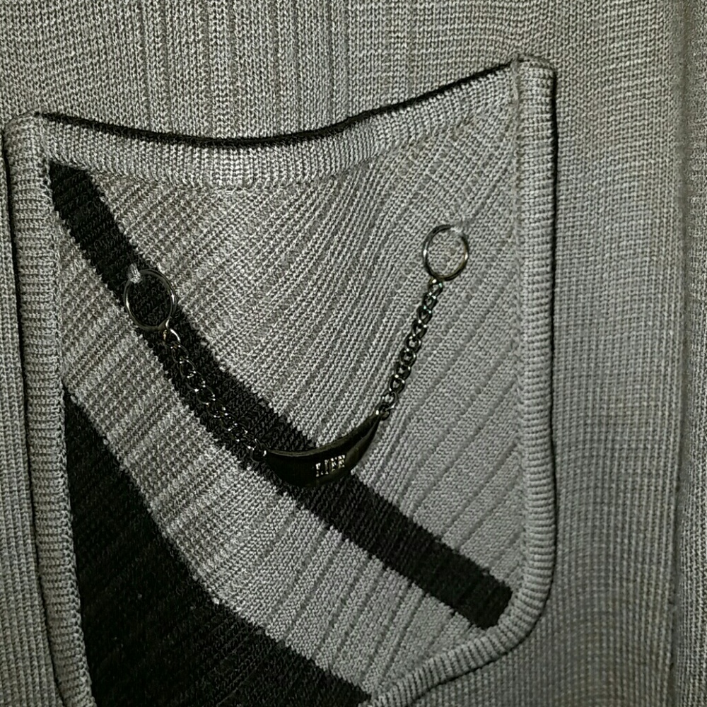 A beautiful blouse. - Picture 2 of 5